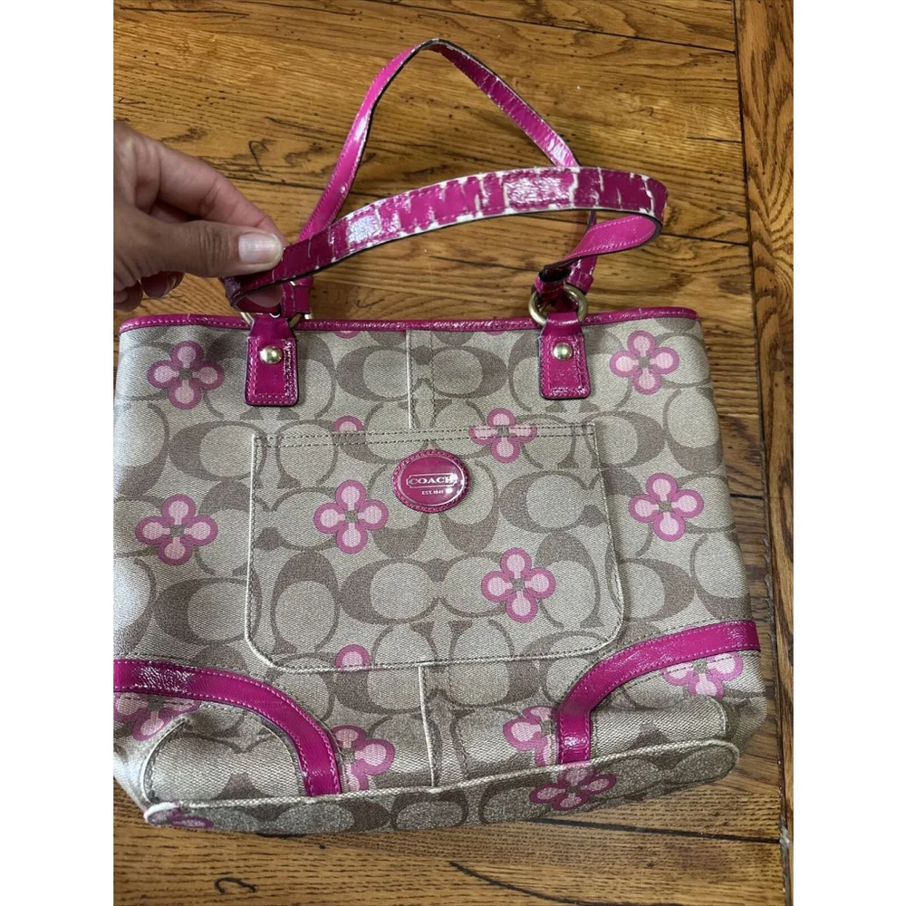 * COACH # J1220-F22041 Peyton Signature Clover Tote Bag